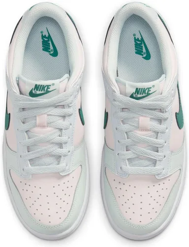 Vista 866 de Nike Kid's Dunk Low Sneaker