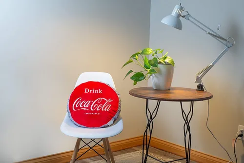 Vista 2 de Mark Feldstein & Associates Beba Coca-Cola Botella Tapa de Botella Almohada Bordada Poliéster Felpa de 16 Pulgadas