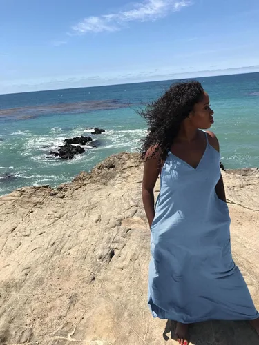 Vista 3 de Chuanqi - Vestido de mezclilla de verano largo hasta el tobillo para mujer, corte suelto estilo casual, tirantes delgados, profundo cuello en V