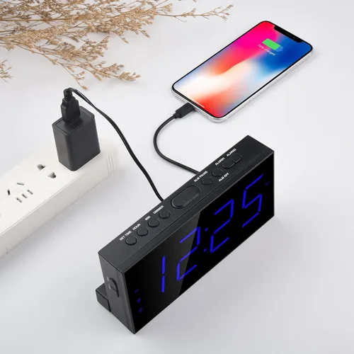 Vista 8 de Mesqool Reloj despertador digital dual para dormitorios, pantalla grande, reloj eléctrico con cargador USB, batería de respaldo, atenuador, 4