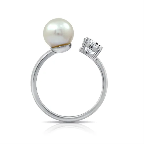 Vista 2 de Amazon Essentials Anillo de perlas de agua dulce con circonita cúbica de plata esterlina chapada en platino (anteriormente colección Amazon)