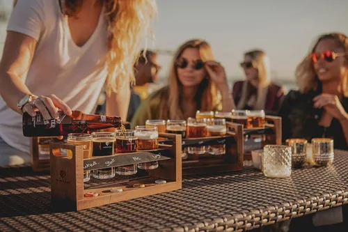 Vista 18 de PICNIC TIME Brown San Francisco 49ers Craft Beer Flight