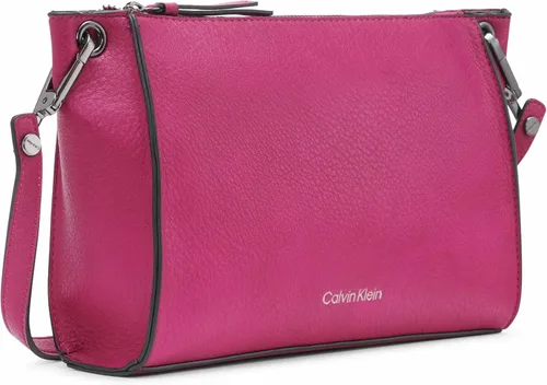 Vista 2 de Calvin Klein Mochila Millie Novelty Reyna Crossbody para mujer, Mora (Raspberry Radiance)