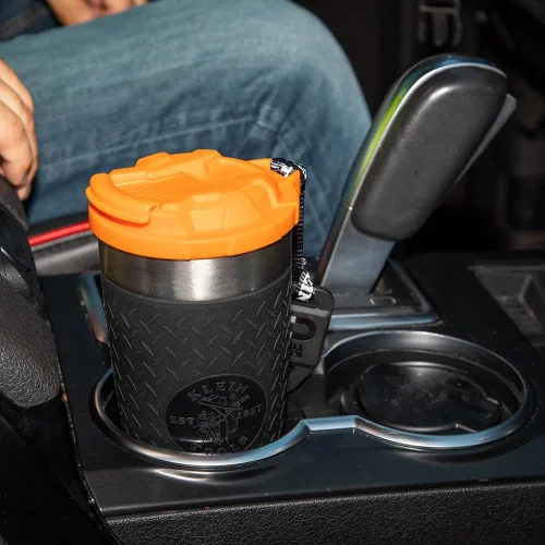 Vista 5 de Klein Tools 55580 - Vaso de acero inoxidable con tapa abatible, taza de vacío de doble pared de 20 oz para comerciantes, con funda antideslizante