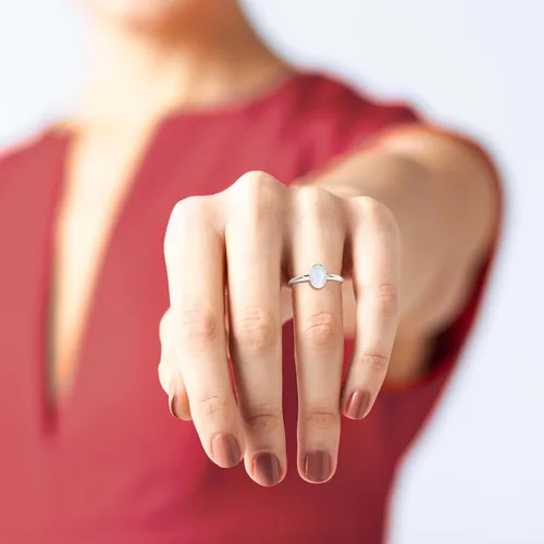Vista 4 de Anillo apilable de piedra lunar arcoíris natural para mujer en plata esterlina, piedra natal de junio, regalos para ella (redondo, ovalado, pera)