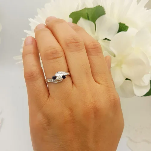 Vista 2 de Dazzlingrock Collection Anillo nupcial redondo de 3 piedras de compromiso con diamantes azules y diamantes blancos de 18 quilates, oro blanco