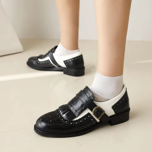Vista 3 de PIVAPAM Zapatos Oxford negros y blancos para mujer con borla de charol y tacones bajos gruesos sin cordones en la punta de las alas de dos tonos