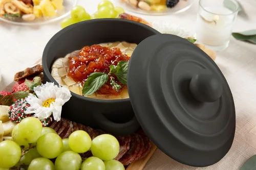 Vista 2 de Plato y calentador de queso Brie de gres con tapa, apto para horno, ideal para tabla de embutidos y accesorios de mesa de pastoreo, perfecto
