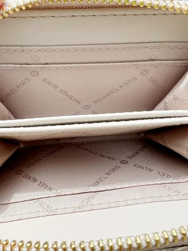 Vista 4 de Michael Kors Jet Set MK Sherbert - Funda para tarjetas de viaje MD con cremallera Light Sand Cartera con cremallera