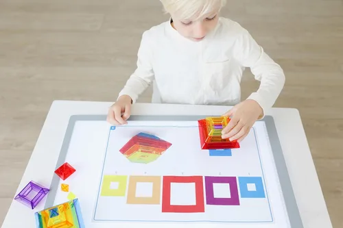 Vista 7 de Miniland Pirámides apilables translúcidas. Juguete educativo para niños de 3 a 6 años. Viene con 25 piezas y 4 hojas de actividades transparentes