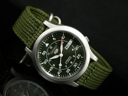 Vista 2 de Seiko SNK805 reloj analógico de acero inoxidable plateado con marcado automático lona verde para hombre