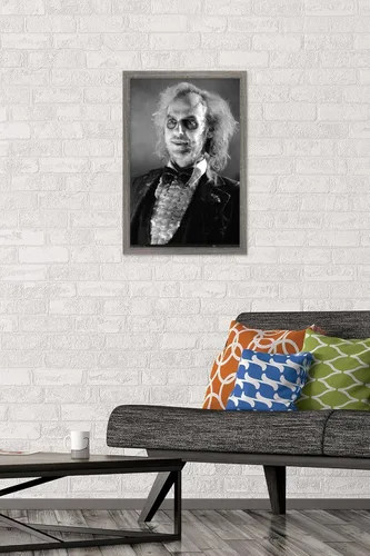 Vista 2 de Trends International Beetlejuice - Póster de pared clásico, 14.725 x 22.375 pulgadas, versión enmarcada de madera de granero