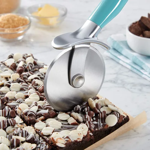 Vista 2 de KitchenAid Rueda de Pizza Clásica con Cuchilla Afilada para Cortar Cortezas, Pasteles y Más, Protector de Dedos Integrado para Seguridad y Agarre