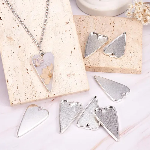 Vista 3 de Pandahall - Juego de 50 dijes de aleación de estilo tibetano con forma de corazón, bisel de cabujón, con ajuste de bisel, bandeja de cabujones