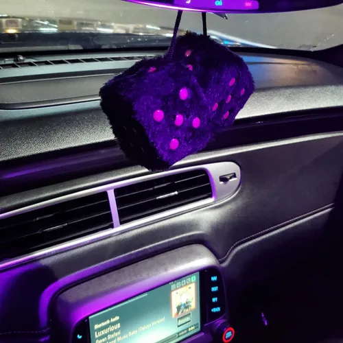 Vista 7 de Dados Peludos Negros Accesorios para Automóvil – Accesorios de Coche de Felpa Rosa Lindos para Interior – Adornos Decorativos Colgantes de Felpa