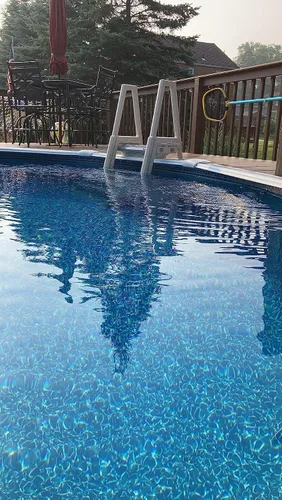 Vista 6 de Confer Plastics 6000X Escalera de natación resistente sobre el suelo en la piscina para cubiertas ajustables de 42 pulgadas a 56 pulgadas de alto