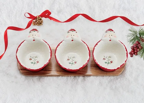Vista 4 de Pfaltzgraff Winterberry Cuencos para Salsas de Papá Noel con Base de Madera, Juego de 3