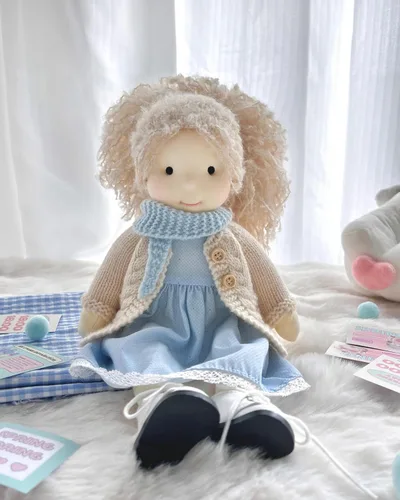 Vista 8 de BlissfulPixie Muñeca Waldorf hecha a mano, Florke de 12 pulgadas, muñeca de trapo suave con bonito peluche, ideal para bebés y niños pequeños
