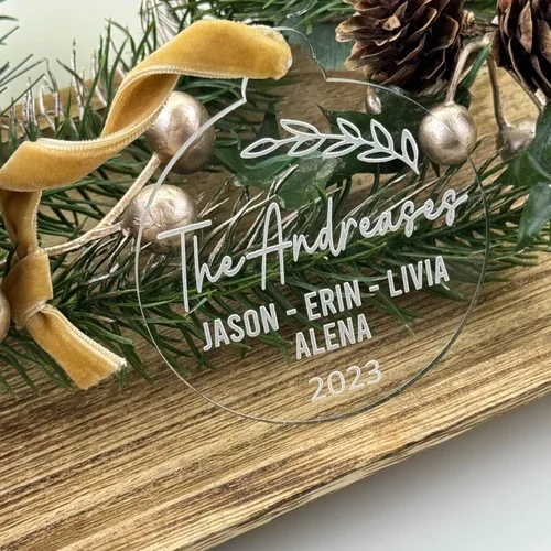 Vista 3 de Adorno de Navidad acrílico hecho a mano personalizado con cinta de terciopelo, 9 diseños personalizados disponibles, regalo único o recuerdo