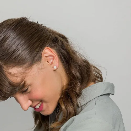 Vista 4 de PAVOI Aretes de plata de ley 925 chapados en oro de 14 quilates para mujer Mini disco de circonita cúbica pavimentada Aretes de oro para mujer