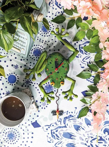 Vista 2 de Enesco Allen Designs Frog Catching a Dragonfly - Reloj de pared con péndulo esculpido, 14 pulgadas, color verde