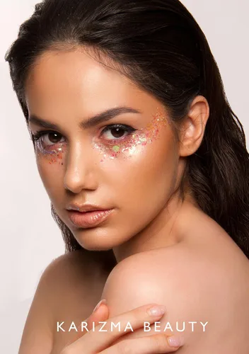 Vista 3 de KARIZMA Purpurina iridiscente. Cara gruesa, cabello, ojos y cuerpo de 1.06 oz para mujeres. Rave, accesorios para festivales, maquillaje cosmético.