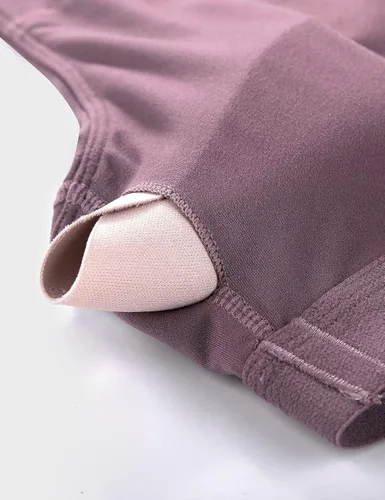 Vista 4 de CRZ YOGA Sujetador deportivo de cuello redondo alto para mujer, brasier de yoga con relleno y espalda cruzada camiseta corta sin mangas con brasier