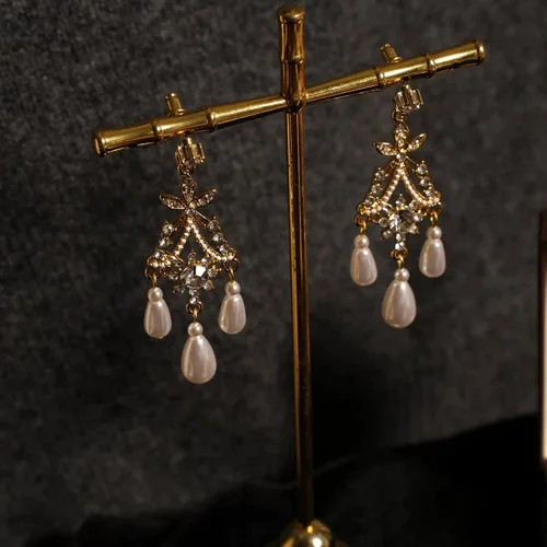 Vista 4 de Aretes colgantes negros vintage bohemios para mujer, aretes colgantes negros de moda, aretes barrocos bohemios, aretes de araña de lágrima y borla