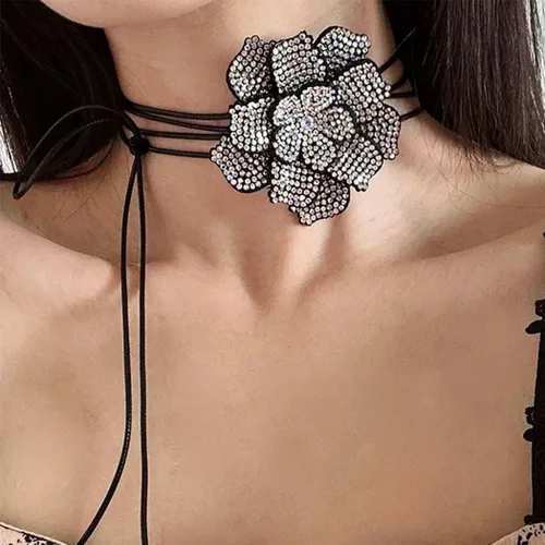 Vista 4 de Gargantilla de flores con diamantes de imitación, collar ajustable de flores de encaje para mujer, collares largos de cristal para fiesta