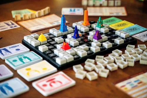 Vista 4 de Renegade Game Studios Juego de Mesa de Estrategia Acquire para 2-6 Jugadores, Edades 12+ con 2 Modos de Juego