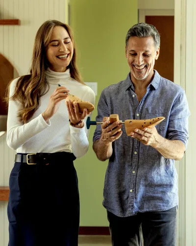 Vista 8 de FootFitter Estirador ajustable de madera prémium para hombres y mujeres, alivia los zapatos ajustados y mejora la comodidad