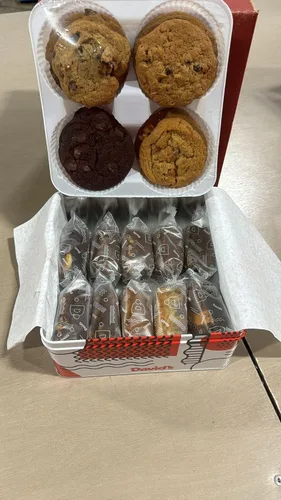 Vista 5 de David's Cookies - Cesta de galletas y brownies surtidos gourmet frescos, para compartir en el Superbowl con familia y amigos; paquete de fiesta