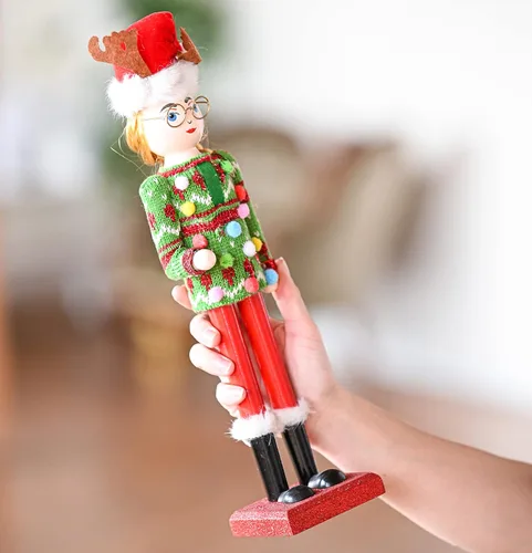 Vista 3 de Ornativity Cascanueces Suéter Feo de Navidad – Cascanueces de Madera Roja y Verde de Mujer con Suéter Feo y Sombrero de Reno Decoraciones de Figura