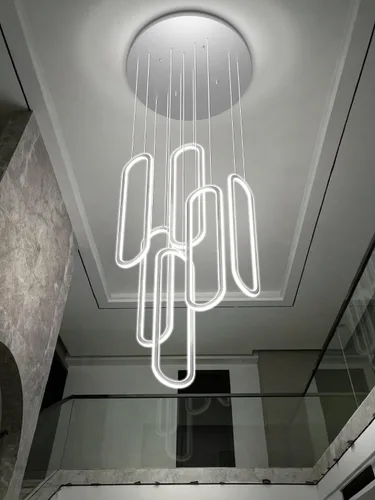 Vista 5 de Flashing God Candelabro moderno, candelabros cromados con 6 anillos LED, lámpara de techo alto más grande para sala de estar, lámpara rectangular