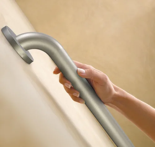 Vista 2 de Moen Home Care Barra de Agarre para Baño de Acero Inoxidable de 18 Pulgadas para Discapacitados, Textura con Rebaba Antideslizante, Producto