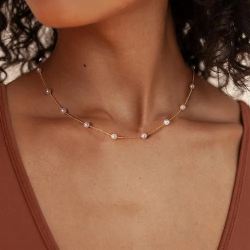 Vista 2 de Meeran Collar de perlas para mujer, delicado collar de perlas chapadas en oro de 14 quilates, collar de perlas blancas simples, collar de cadena