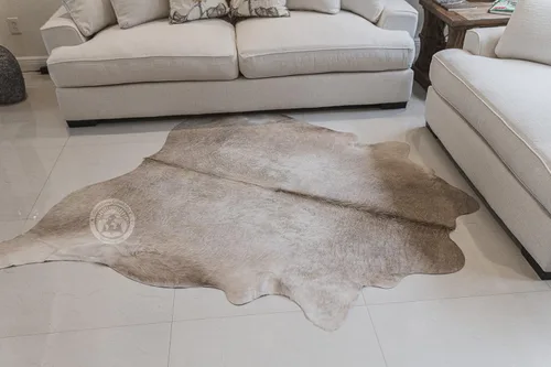 Vista 4 de Sunshine Cowhides Alfombra de piel de vaca 100% genuina, color gris topo, alfombra de piel de animal de estilo moderno y alfombra para sala