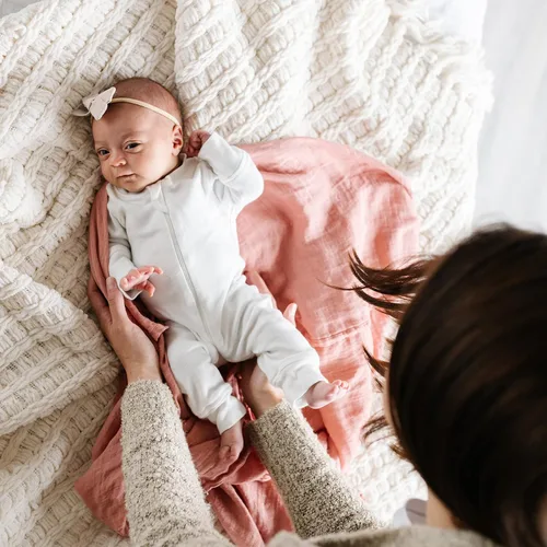 Vista 5 de Natemia Manta de muselina para bebé (rosa), suave y sedosa, manta de recepción suave para recién nacidos, niños y niñas, versátil, transpirable