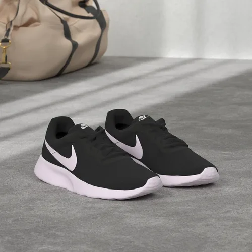 Vista 2 de Nike - Tenis Tanjun para hombre, con empeine textil transpirable y cómoda amortiguación ligera