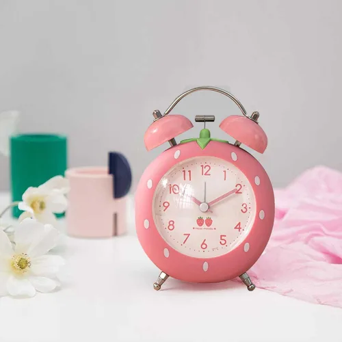 Vista 2 de Bonito reloj despertador de fresa de 4 pulgadas para personas que duermen con luz de fondo, reloj despertador de campana doble ruidosa para niños