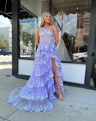 Vista 4 de MeowAhwoo Vestido de fiesta con lentejuelas de un hombro para mujer, vestido de fiesta escalonado, acampanado, sexy, abertura lateral, longitud al
