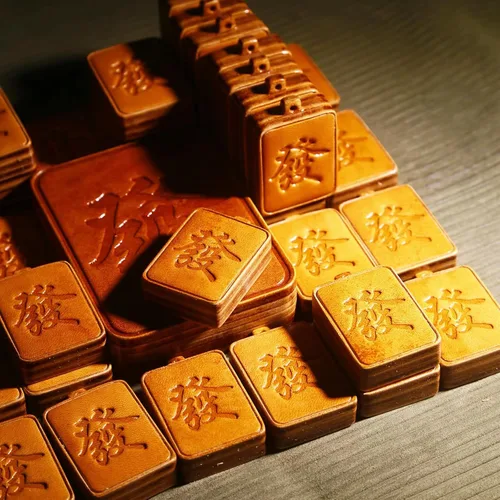 Vista 5 de Mahjong - Llavero de cuero hecho a mano con dijes de Mahjong Lucky Wealth Mahjong, colgante decorativo hecho a mano para bolsas y llaves