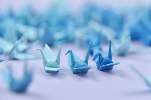 Vista 3 de 100 grúas de papel de origami tono azul tono 1.5 x 1.5 pulgadas, grúas de papel de origami plegadas hechas a mano para boda, regalo de Navidad