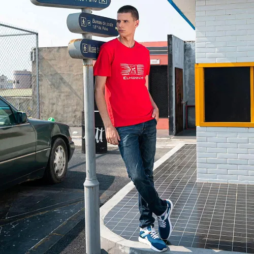 Vista 6 de Una camiseta que muestra el espíritu Elhann-H para un aspecto masculino elegante
