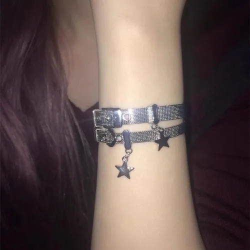 Vista 4 de RICHTRUE 2 pulseras Y2k accesorios Y2k accesorios Grunge Y2k pulsera estética Y2k para mujer, accesorios punk