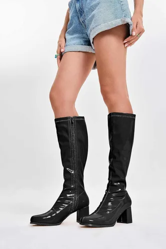 Vista 2 de Coutgo Botas altas Gogo para mujer, punta cuadrada, tacón grueso, charol y cremallera sobre la rodilla
