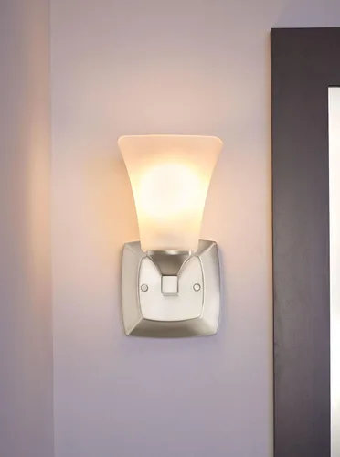 Vista 4 de Moen YB5161BN Voss - Accesorio de tocador de baño de doble montaje con 1 luz con vidrio esmerilado, níquel cepillado