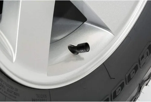 Vista 2 de iPick Image Tapones de válvula de neumático de aluminio prémium estilo cilindro negro sobre negro para Dodge Scat-Pack - Con licencia