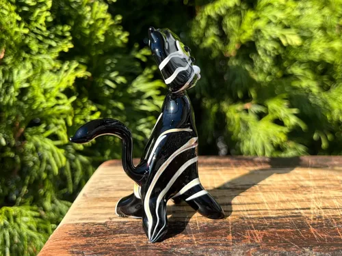 Vista 4 de Figura de gato de cristal negro – Miniatura soplada a mano estilo Murano – Adorno coleccionable de gatito para estante o escritorio – Regalo
