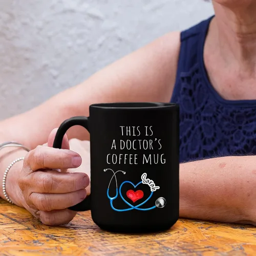 Vista 5 de Taza de café negra personalizada, regalo para agradecimiento al médico, divertida taza de café con texto en inglés "This Is A Doctor's Doctor's 11